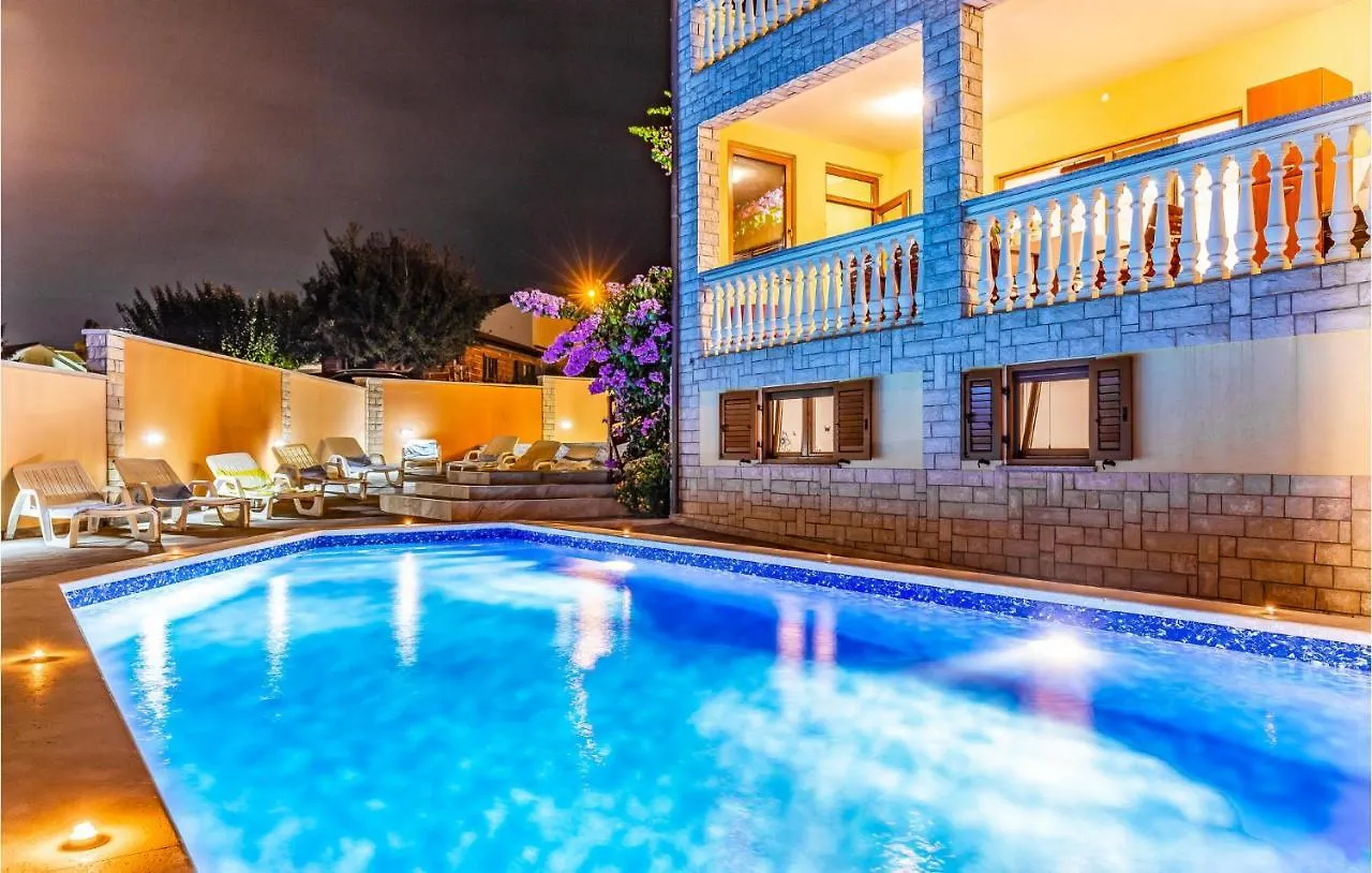 Gorgeous Home In Medulin With Wifi